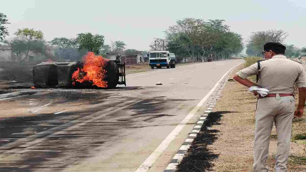 नेशनल हाईवे 30 पर डीजल टैंकर पलटा, लगी आग, ड्राइवर और हेल्पर घायल