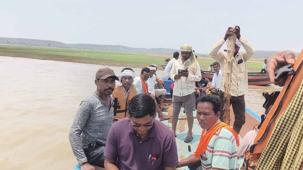 मछली पकड़ने गया मछुआरा तेज आंधी-तूफान के बीच हुआ लापता