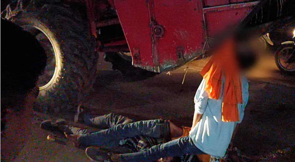 तीन बाइक सवार युवकों की हार्वेस्टर की चपेट में आने से मौत तीन बाइक सवार युवकों की हार्वेस्टर की चपेट में आने से मौत