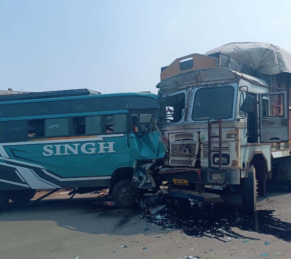 नहीं थम रहा हादसों का कहर, बस-ट्रक की भीषण टक्कर में डेढ़ दर्जन घायल