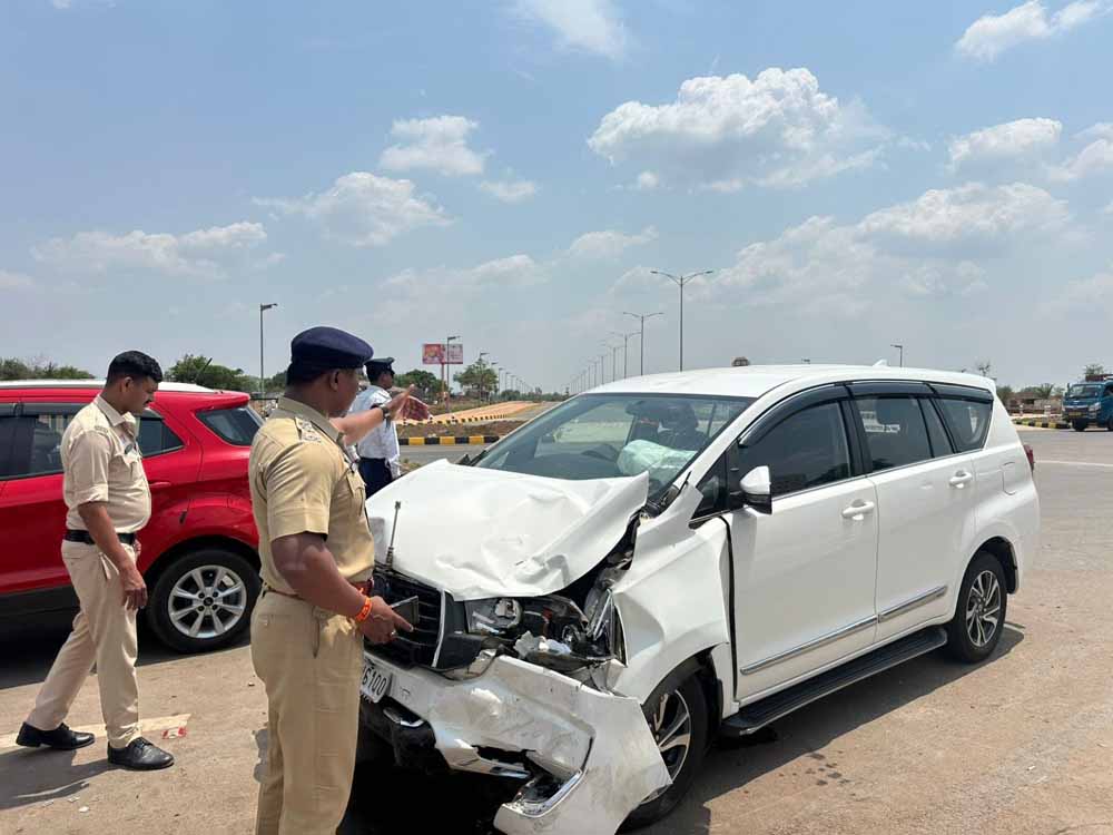 DIG CRPF की इनोवा कार ने मारुति सेलेरियो को मारी टक्कर, 4 गंभीर रूप से घायल DIG CRPF की इनोवा कार ने मारुति सेलेरियो को मारी टक्कर, 4 गंभीर रूप से घायल