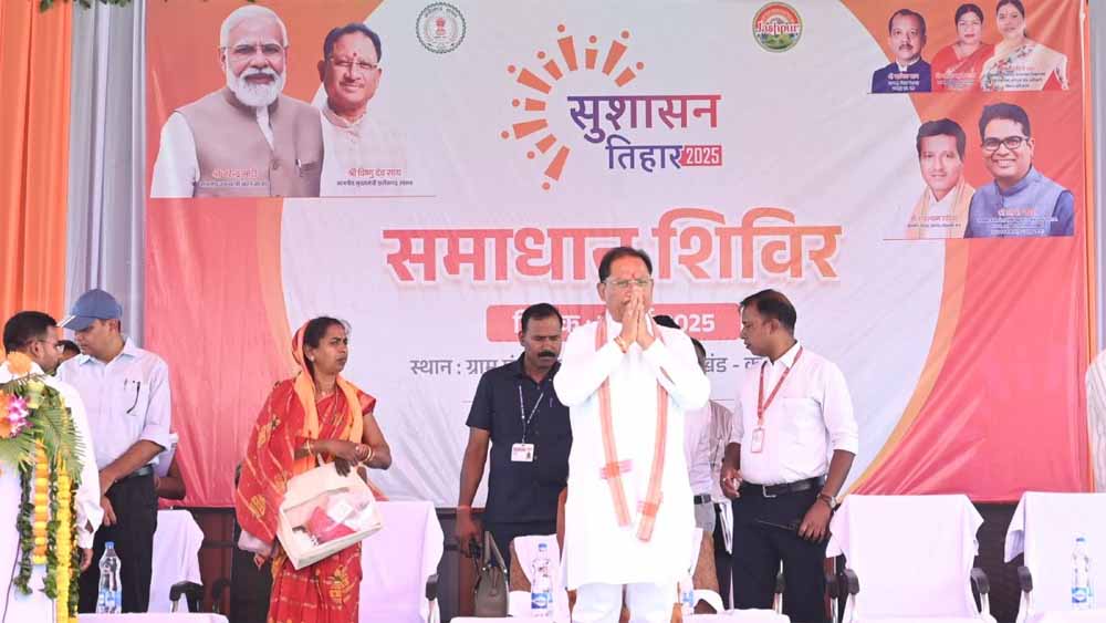 जशपुर जिले के दोकड़ा गांव पहुंचे सीएम साय, पीएम आवास के हितग्राहियों को सौंपी चाबी