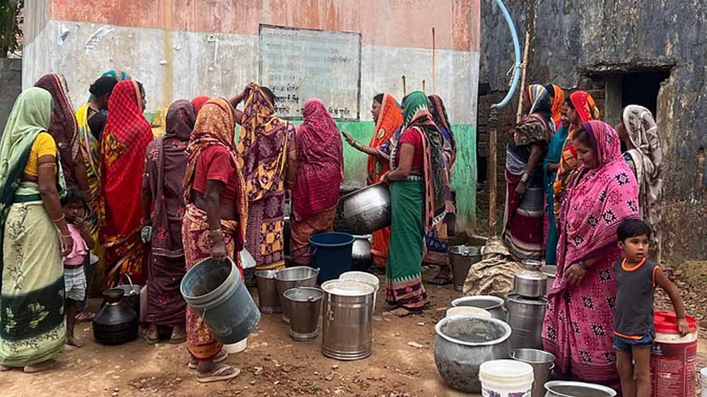 कोतासुरा गांव में पानी की समस्या से जूझ रहे लोग,  घंटों लाइन में खड़े होने को मजबूर
