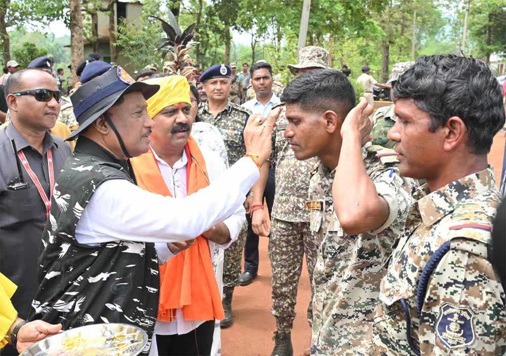 मुख्यमंत्री साय ने बासिंग स्थित बीएसएफ कैम्प पहुंचकर की जवानों की हौसला अफजाई
