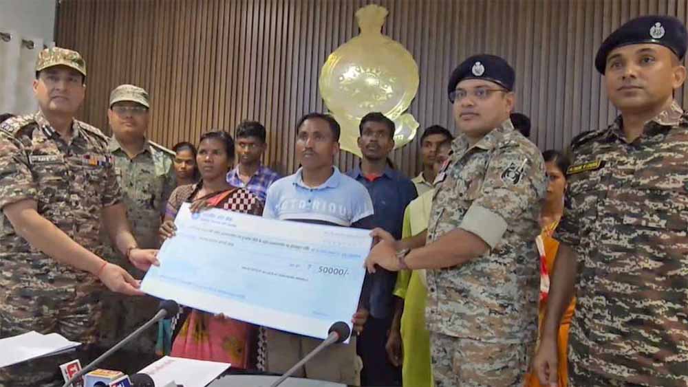 दस लाख के ईनामी डिप्टी कमांडर सहित 24 नक्सलियों ने किया आत्मसमर्पण