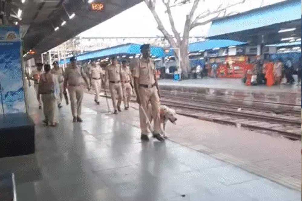 भारत-पाकिस्तान के बीच बढ़ते तनाव को देखते हुए भारतीय रेलवे ने देशभर के स्टेशनों पर सतर्कता बढ़ाई भारत-पाकिस्तान के बीच बढ़ते तनाव को देखते हुए भारतीय रेलवे ने देशभर के स्टेशनों पर सतर्कता बढ़ाई