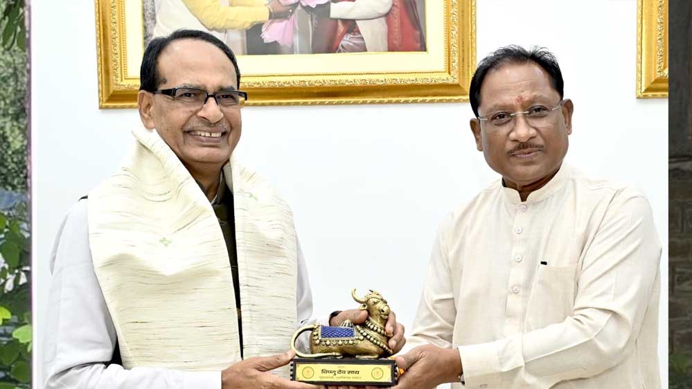 रायपुर : मुख्यमंत्री साय से केंद्रीय मंत्री शिवराज सिंह चौहान ने की सौजन्य मुलाकात