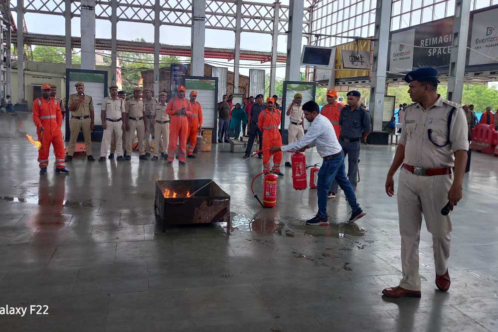 फायर ऑफिसर के नेतृत्व में फायर मॉक ड्रिल का आयोजन किया गया