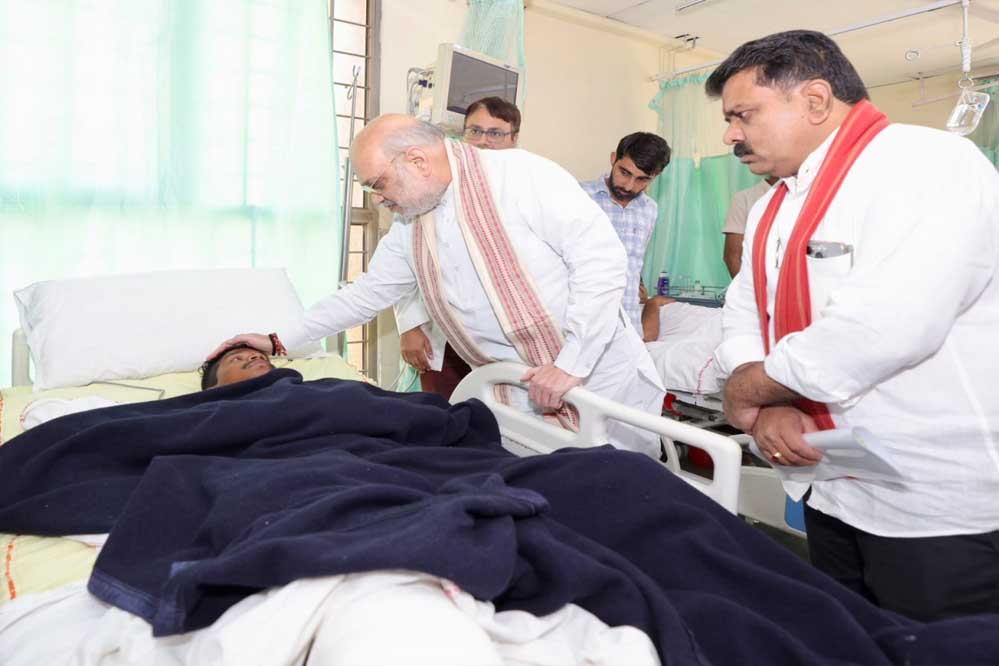 केंद्रीय गृहमंत्री  अमित शाह ने एम्स में घायल जवानों से की मुलाकात