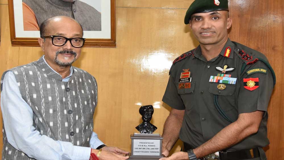 राज्यपाल डेका से छत्तीसगढ़ टेरियर्स के कमांडिंग ऑफिसर ने सौजन्य भेंट की