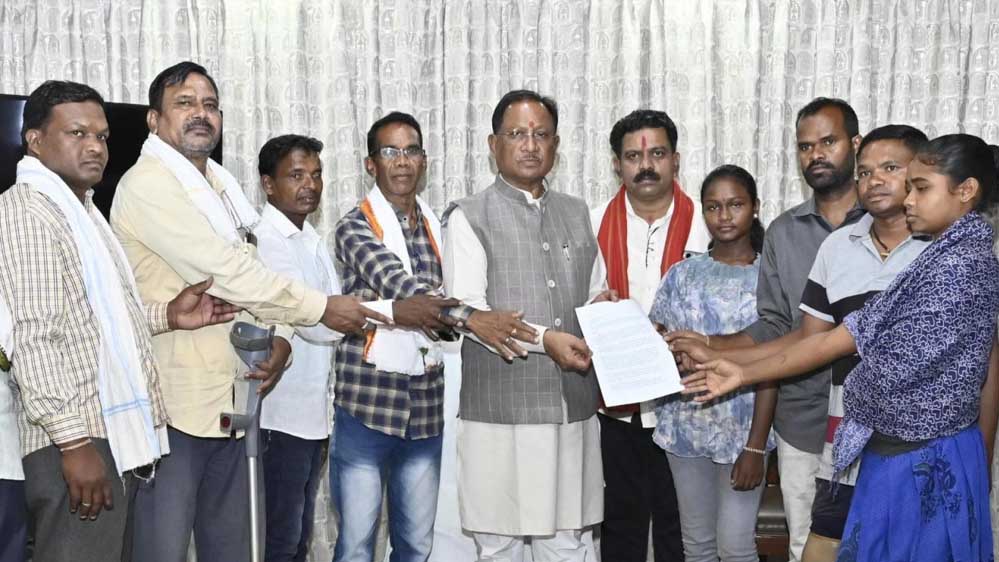 रायपुर : मुख्यमंत्री विष्णु देव साय से नक्सल हिंसा पीड़ितों के प्रतिनिधिमंडल ने की मुलाकात रायपुर : मुख्यमंत्री विष्णु देव साय से नक्सल हिंसा पीड़ितों के प्रतिनिधिमंडल ने की मुलाकात