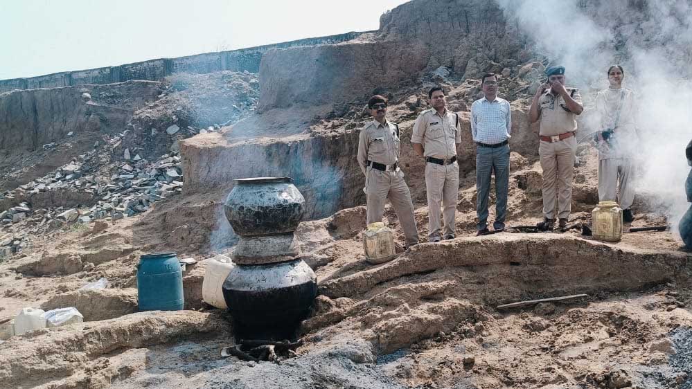 रायपुर : 34 हजार रुपये मूल्य की अवैध कच्ची शराब व महुआ लाहन जब्त रायपुर : 34 हजार रुपये मूल्य की अवैध कच्ची शराब व महुआ लाहन जब्त