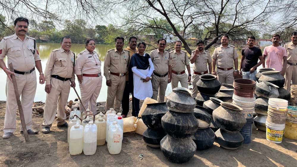 दुर्ग जिले में 200 लीटर महुआ शराब और 4,000 किलो लाहन जब्त दुर्ग जिले में 200 लीटर महुआ शराब और 4,000 किलो लाहन जब्त