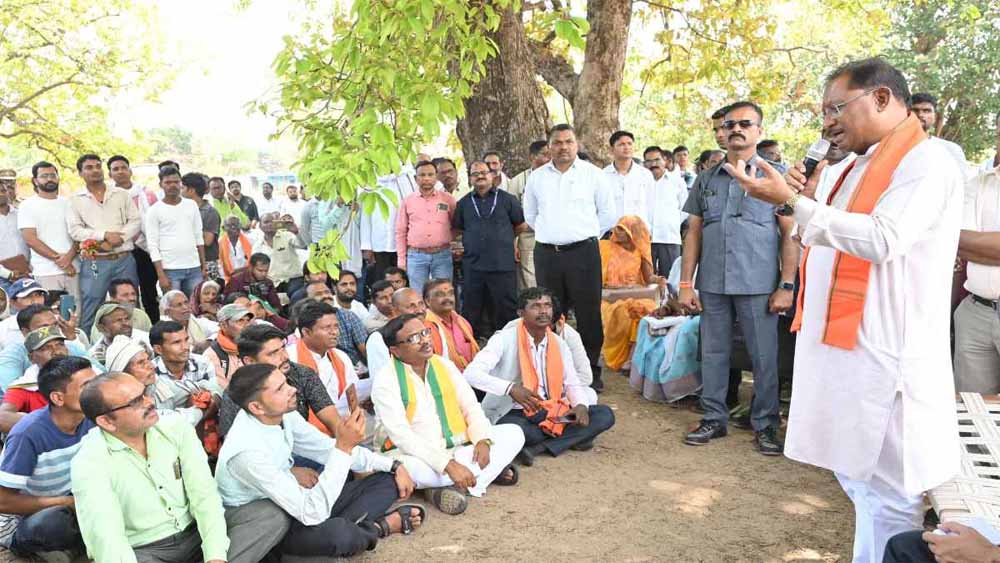 एमपी से सटे गांव में उतरा सीएम साय का हेलीकॉप्टर, ग्रामीणों को दी कई सौगातें