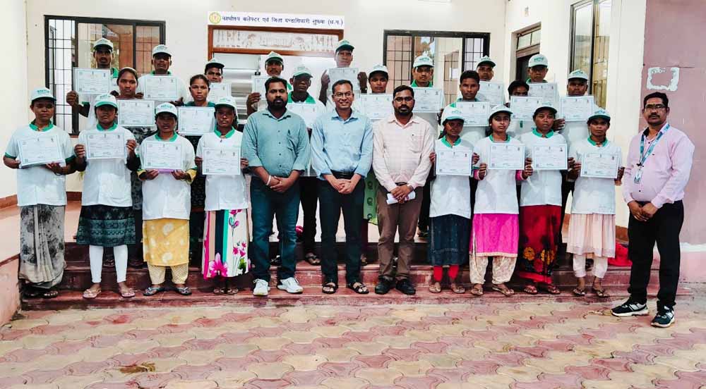 कलेक्टर देवेश कुमार ध्रुव के निर्देशन तथा मार्गदर्शन में 24 आत्मसमर्पित नक्सलियों को कृषि उद्यमी प्रमाण पत्र