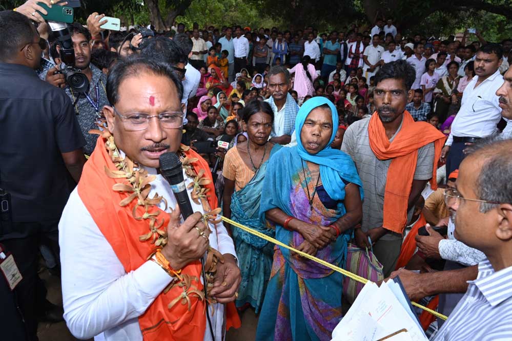 रायपुर : मुख्यमंत्री विष्णु देव साय का हरगवां गांव में औचक दौरा, ग्रामीणों से किया सीधा संवाद