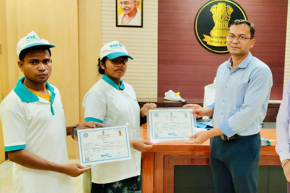 रायपुर : 24 आत्मसमर्पित नक्सलियों को कृषि उद्यमी प्रमाण पत्र वितरित