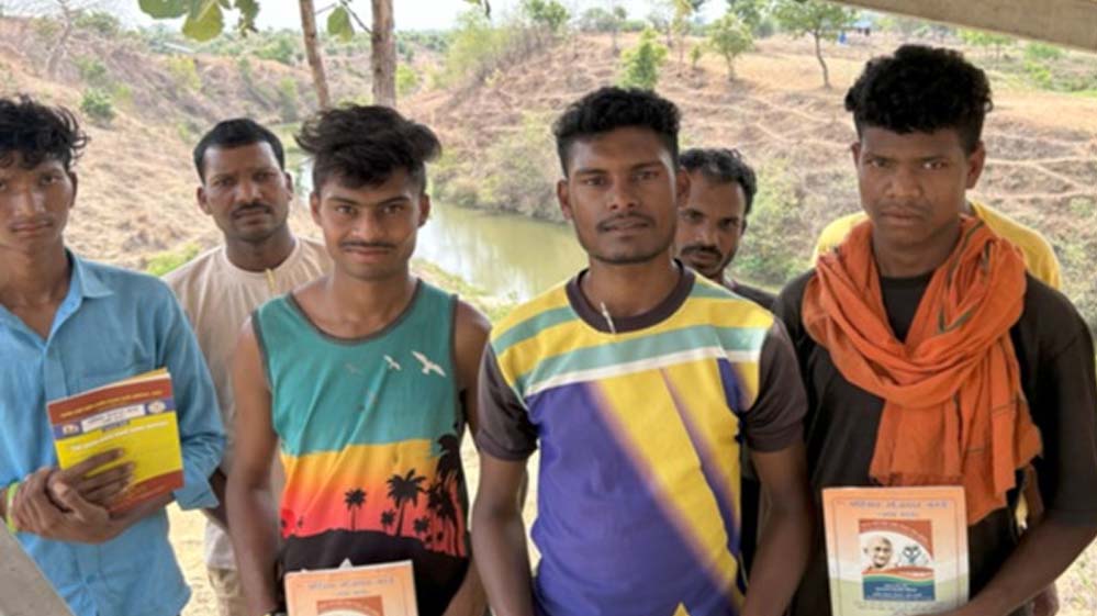 रायपुर : नाला में बने चेक डेम से पानी को तरसते किसानों के चेहरे पर आई मुस्कान