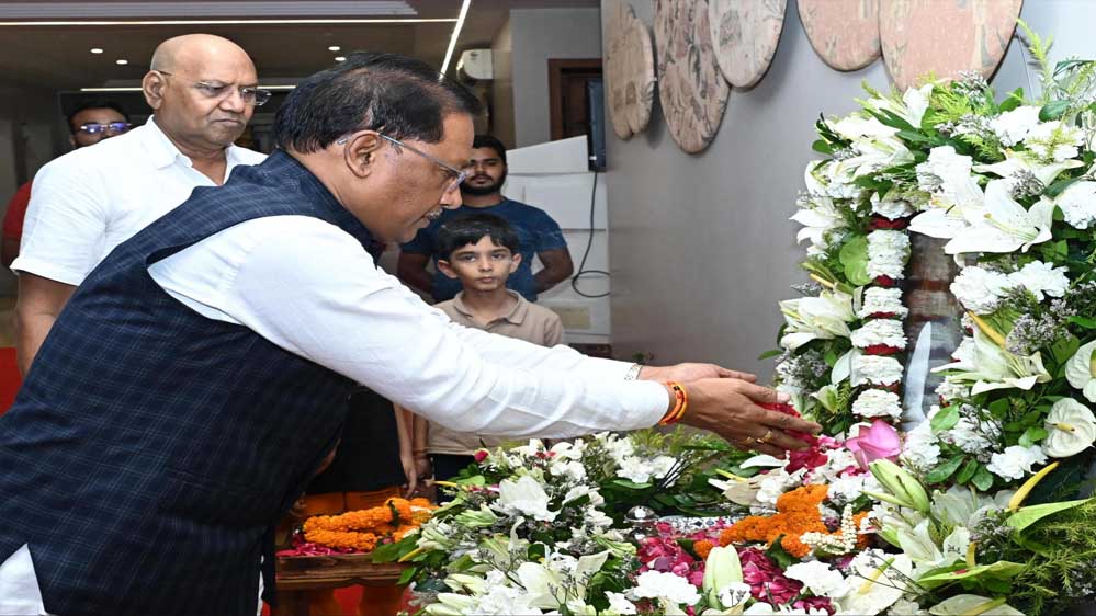 मुख्यमंत्री विष्णु देव साय ने स्वर्गीय रामजीलाल अग्रवाल को दी श्रद्धांजलि