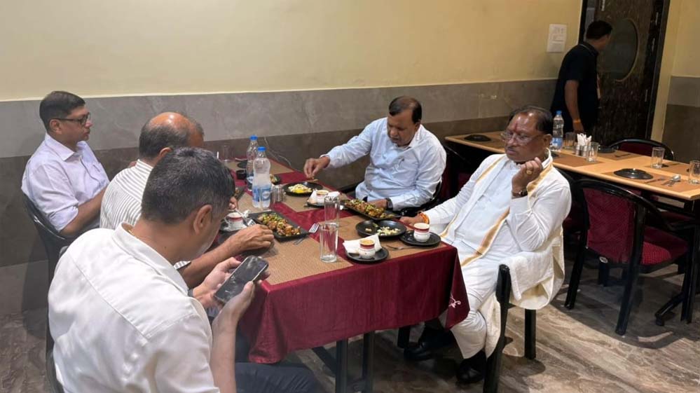 मुख्यमंत्री विष्णुदेव साय ने सिमगा में ढाबा में किया भोजन, स्थानीय लोगों से की आत्मीय बातचीत