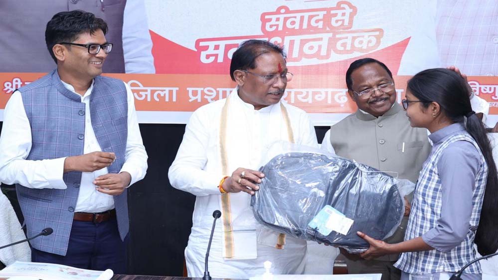 रायपुर : मुख्यमंत्री ने प्रतिभावान विद्यार्थियों को किया सम्मानित, लैपटॉप-टैबलेट भेंट कर बढ़ाया उत्साह