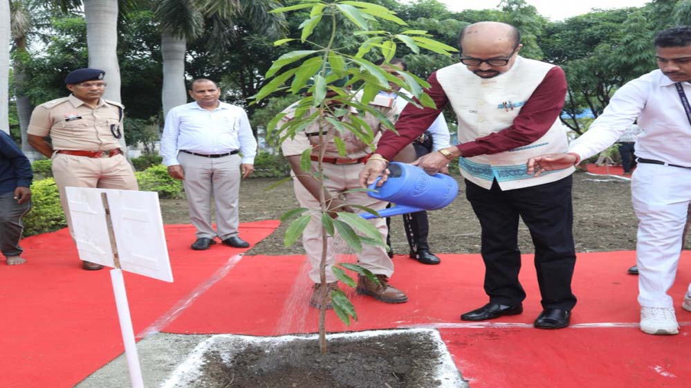 रायपुर : राज्यपाल रमेन डेका जिला कांकेर में संचालित योजनाओं की ली समीक्षा बैठक रायपुर : राज्यपाल रमेन डेका जिला कांकेर में संचालित योजनाओं की ली समीक्षा बैठक