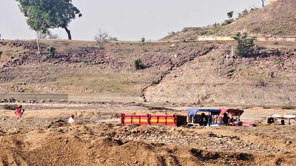 खनिजों के अवैध उत्खनन एवं परिवहन पर 04 ट्रेक्टर जप्त खनिजों के अवैध उत्खनन एवं परिवहन पर 04 ट्रेक्टर जप्त