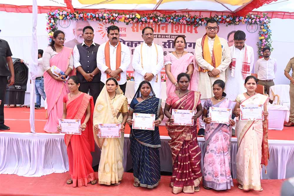 मुख्यमंत्री साय मोहला मानपुर अंबागढ़ चौकी जिले के मानपुर ब्लॉक में सेक्टर सीतागांव के समाधान शिविर मे हुए शामिल