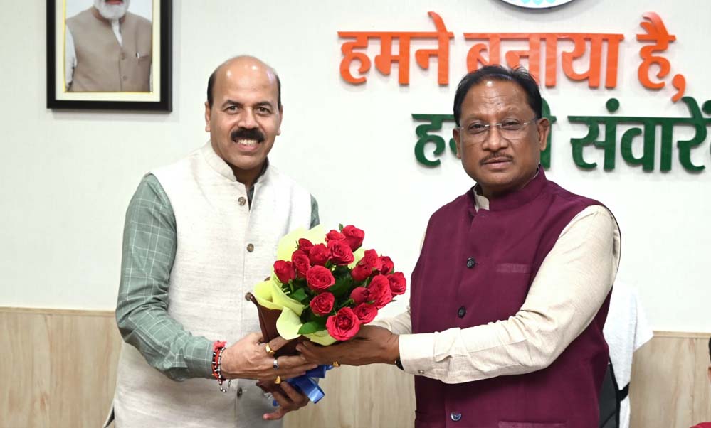 CM साय से इंदिरा गांधी कृषि विश्वविद्यालय के कुलपति डॉ. गिरीश चंदेल ने आज उनके निवास कार्यालय में सौजन्य भेंट