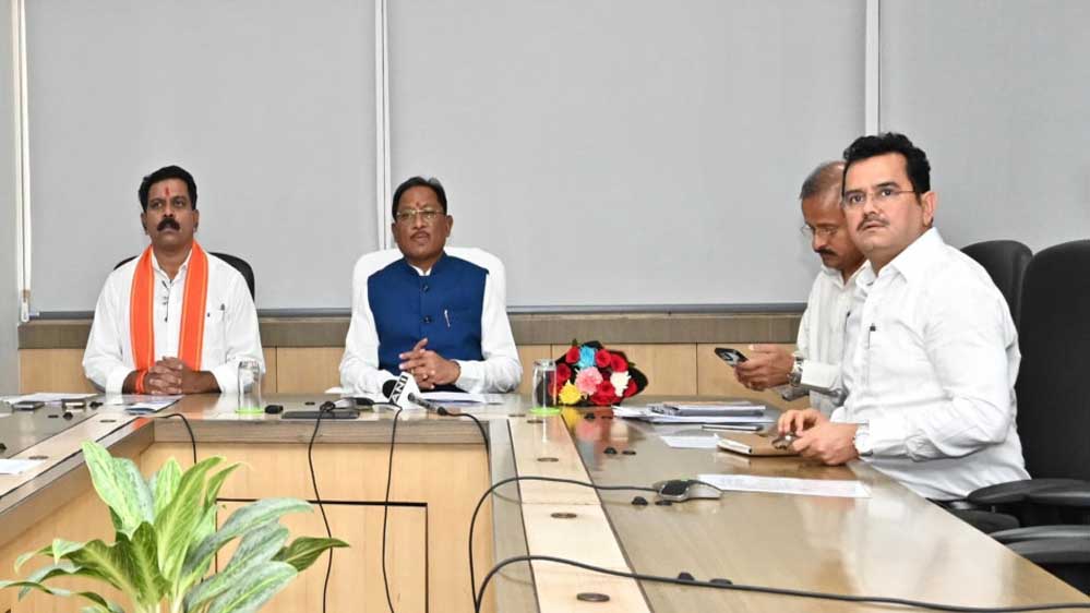 मुख्यमंत्री विष्णु देव साय ने आत्मसमर्पित नक्सलियों और नक्सल हिंसा से पीड़ितों को जारी की प्रधानमंत्री आवास योजना की पहली किस्त