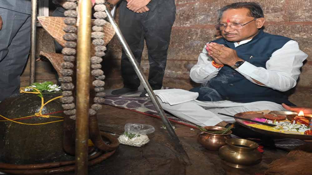 रायपुर : मुख्यमंत्री ने तेरहवीं शताब्दी के प्राचीन शिव व हनुमान मंदिर के किए दर्शन