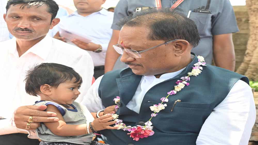 रायपुर : मुख्यमंत्री अचानक पहुंचे बेमेतरा के सहसपुर, लिया ग्रामीणों से सीधा फीडबैक