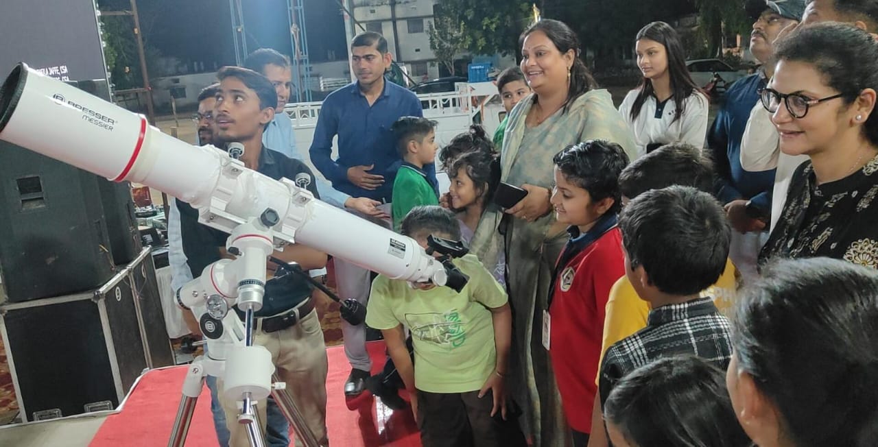 CG NEWS: मिनी स्टेडियम बना तारों की पाठशाला, कोरिया में बच्चों ने लिया तारों का इंटरव्यू, मिनी स्टेडियम में हुआ मेगा स्काई वॉचिंग प्रोग्राम…