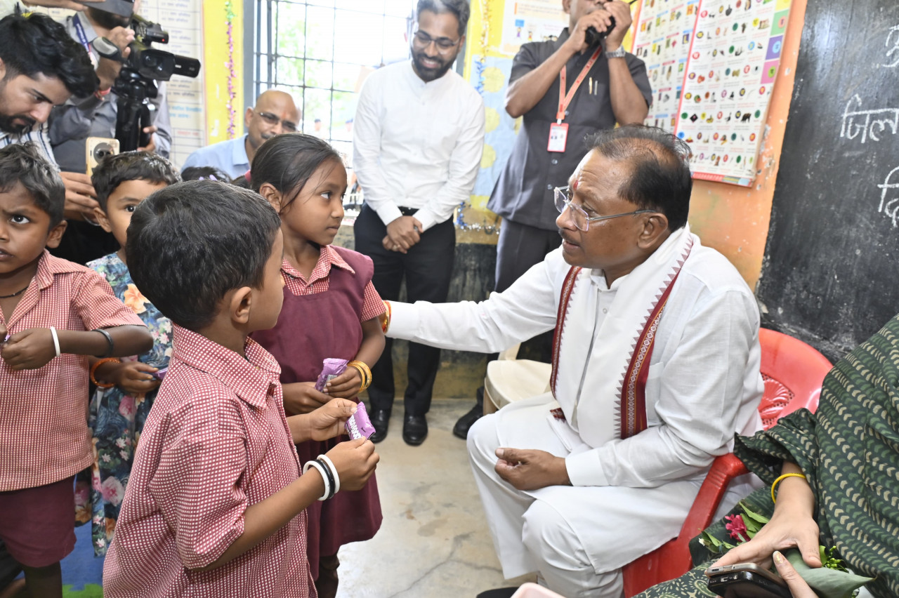 CG NEWS: सुशासन तिहार के दौरे पर मुख्यमंत्री अचानक पहुंचे इस गांव के आँगनबाड़ी केंद्र, आंगनबाड़ी की व्यवस्थाओं का किया निरीक्षण, बच्चों ने सुनाई कविता, मुख्यमंत्री ने बच्चों को उपहार में दिए चॉकलेट….