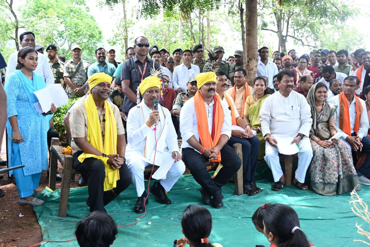 CG NEWS: मुख्यमंत्री विष्णु देव साय ने बासिंग में चौपाल लगाकर ग्रामीणों से किया जनसंवाद, सौगातों की बारिश से ग्रामीणों के चेहरे खिले…