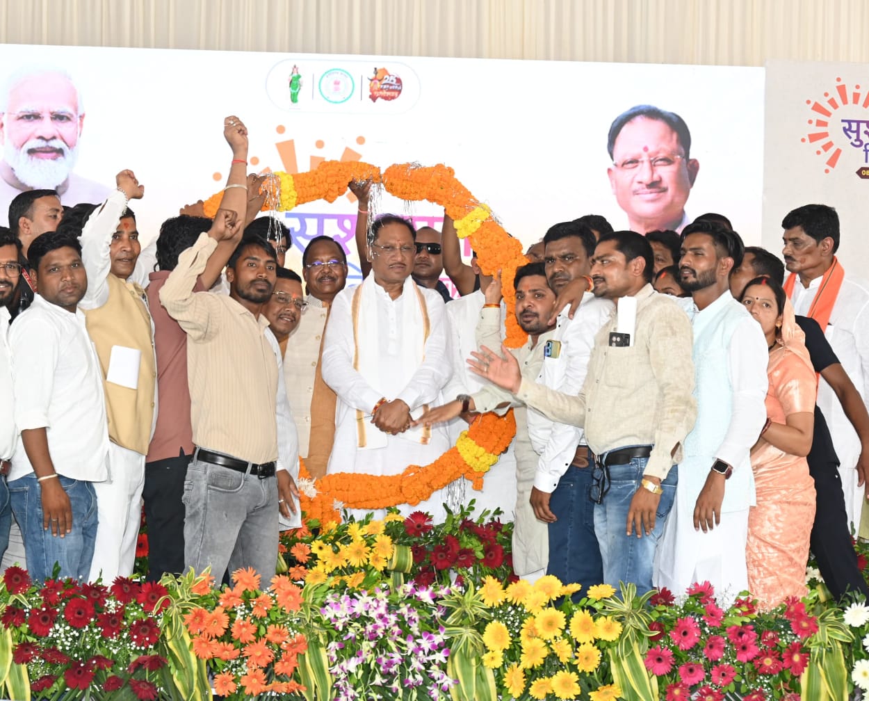 CG News: मुख्यमंत्री सुशासन तिहार में ग्रामीणों से हुए रूबरू, कहा – गरीब परिवारों को पक्का मकान देकर प्रधानमंत्री नरेंद्र मोदी के संकल्प को साकार कर रही है छत्तीसगढ़ सरकार…