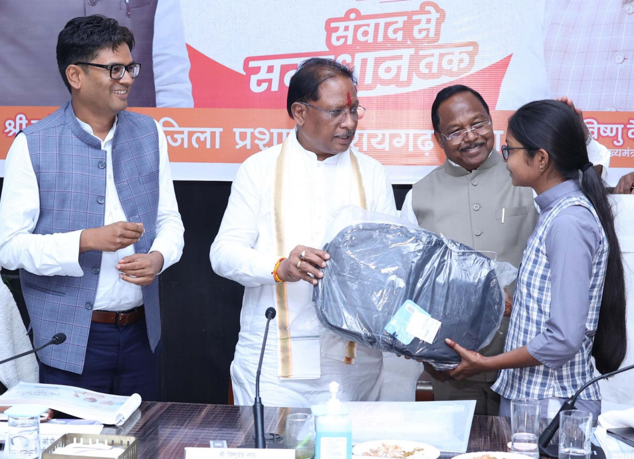 CG News: मुख्यमंत्री विष्णु देव साय ने मेधावी विद्यार्थियों को किया सम्मानित, तकनीकी उपहार से टॉपर्स को किया पुरस्कृत…..