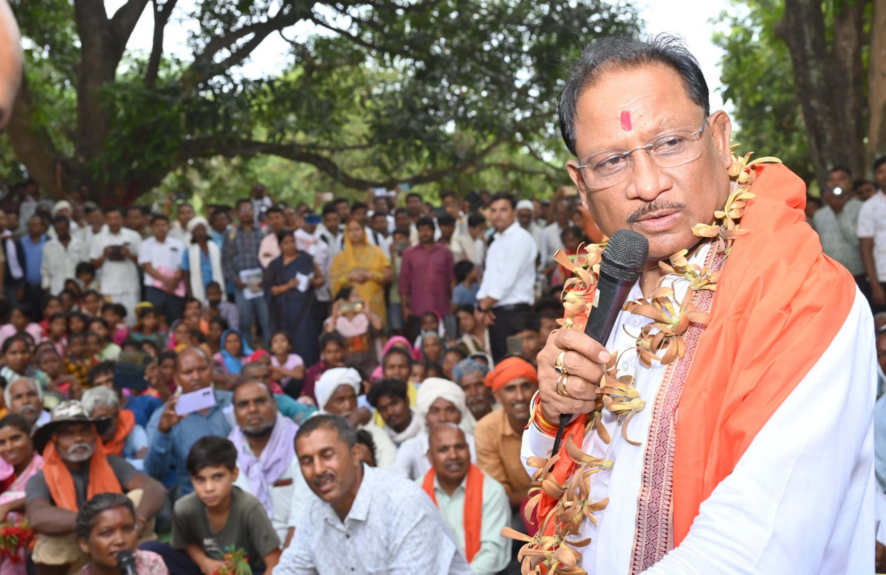 CG News- सुशासन तिहार: तेज हवाओं के बीच इस ग्राम में अचानक उतरा मुख्यमंत्री का हेलिकॉप्टर: CM साय के आगमन से गांव में खुशी की लहर, हुआ आत्मीय स्वागत…. CG News- सुशासन तिहार: तेज हवाओं के बीच इस ग्राम में अचानक उतरा मुख्यमंत्री का हेलिकॉप्टर: CM साय के आगमन से गांव में खुशी की लहर, हुआ आत्मीय स्वागत….