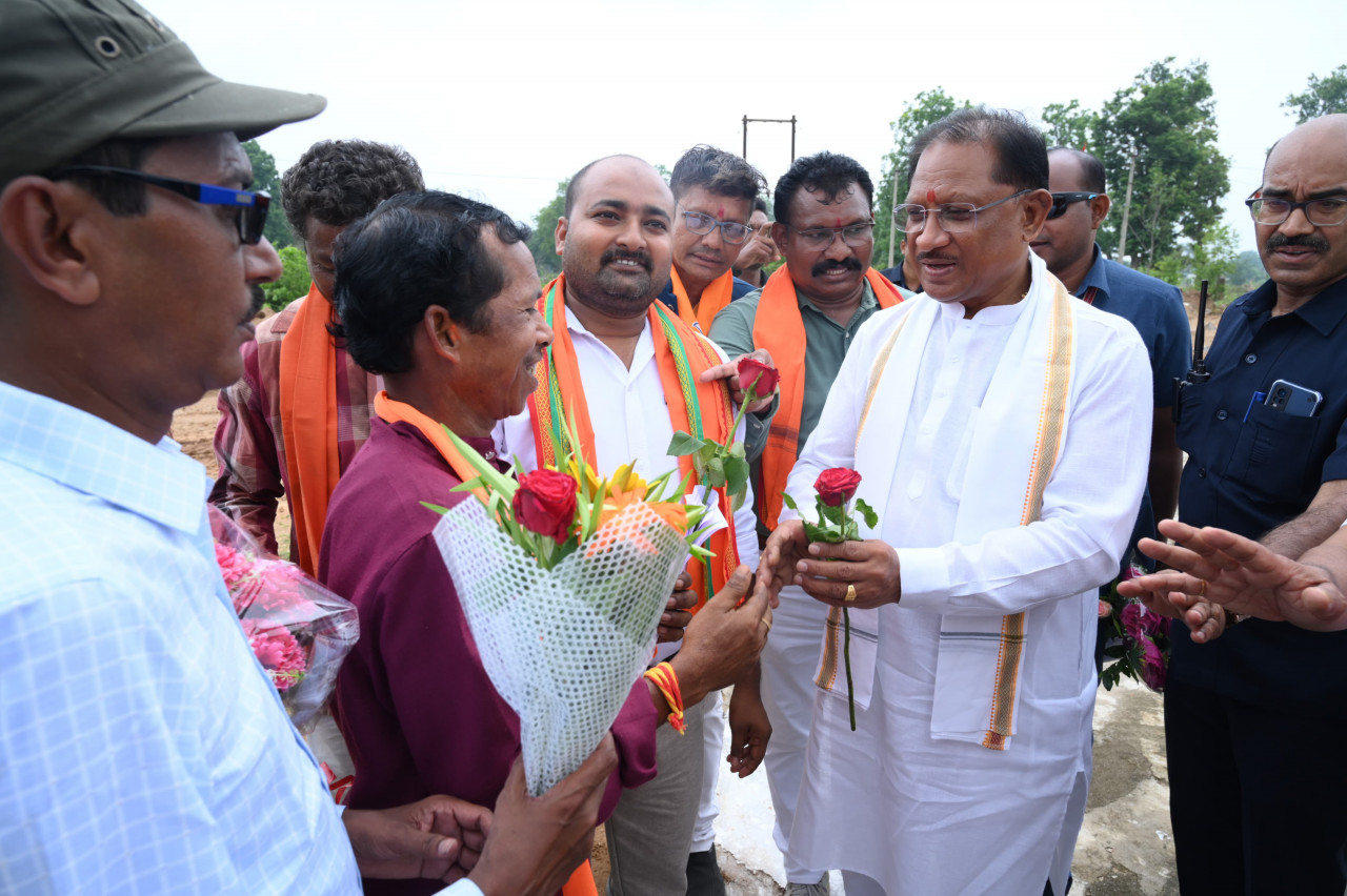 CG News: छत्तीसगढ़ के इस जिले में अचानक उतरा सीएम साय का हेलीकॉप्टर, करोड़ों रुपए के विकास कार्यो का किया लोकार्पण, खुशी से खिल उठे ग्रामीणों के चेहरे…..