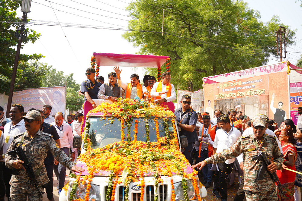 MP NEWS- वीर सैनिकों को समर्पित तिरंगा यात्रा: मुख्यमंत्री डॉ. यादव ने किया नेतृत्व, ‘भारत माता की जय’ के नारों संग बरसाए फूल….