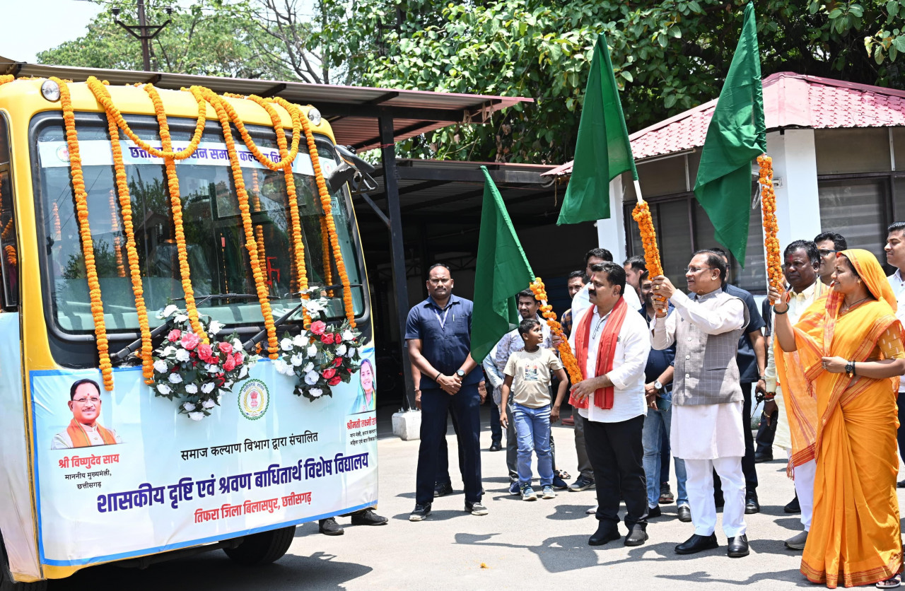 CG News: दृष्टि एवं श्रवण बाधित बच्चों के लिए शिक्षा की राह आसान: मुख्यमंत्री साय ने निःशुल्क बस सेवा का किया शुभारंभ…
