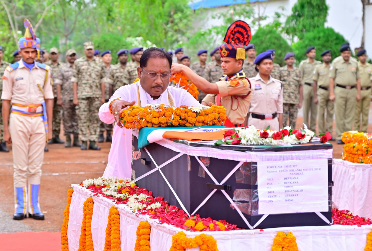 CG NEWS: मुख्यमंत्री ने नक्सल मुठभेड़ में शहीद जवान मेहुल भाई को दी श्रद्धांजलि, कहा – व्यर्थ नहीं जाएगा शहीद जवानों का सर्वोच्च बलिदान, नक्सलवाद के समूल नाश का संकल्प करेंगे पूरा…. CG NEWS: मुख्यमंत्री ने नक्सल मुठभेड़ में शहीद जवान मेहुल भाई को दी श्रद्धांजलि, कहा – व्यर्थ नहीं जाएगा शहीद जवानों का सर्वोच्च बलिदान, नक्सलवाद के समूल नाश का संकल्प करेंगे पूरा….