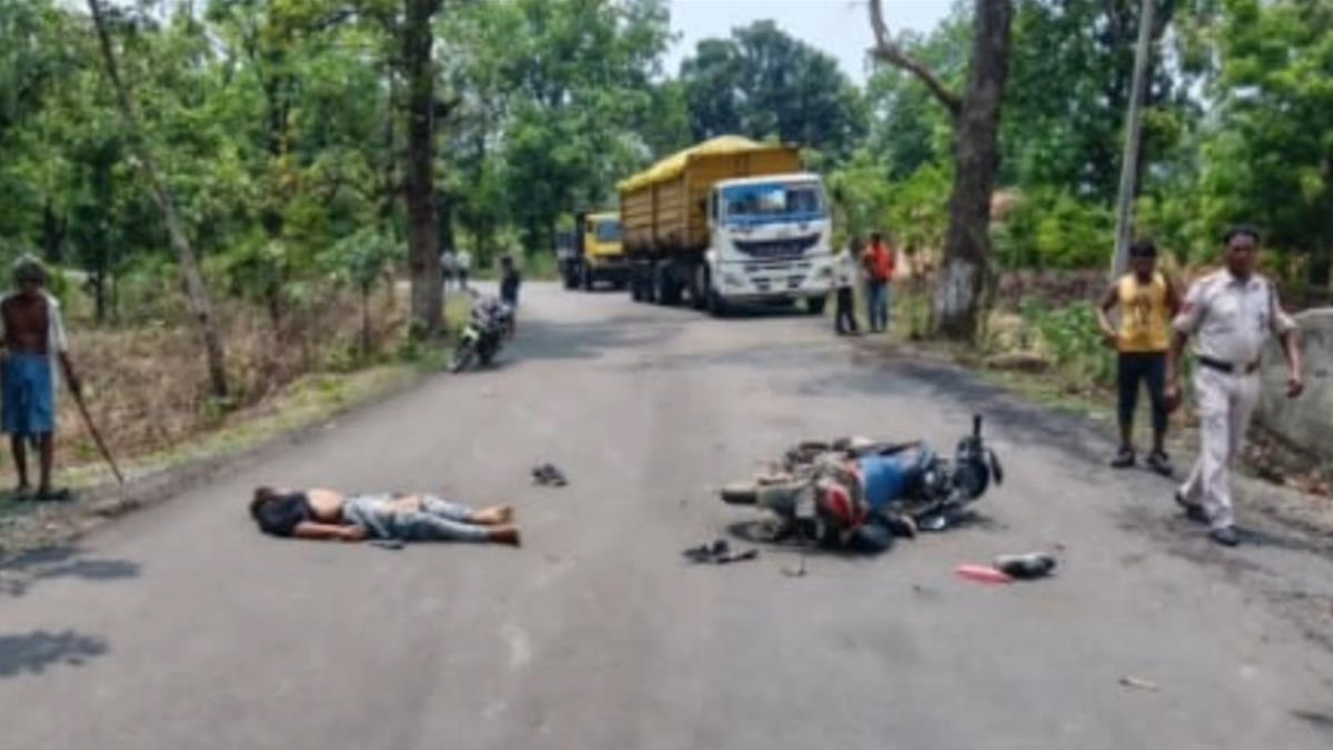 CG Accident- भीषण सड़क हादसा: ट्रक से सीधी टक्कर में बाइक सवार युवक की मौके पर हुई मौत, दो की हालत गंभीर….