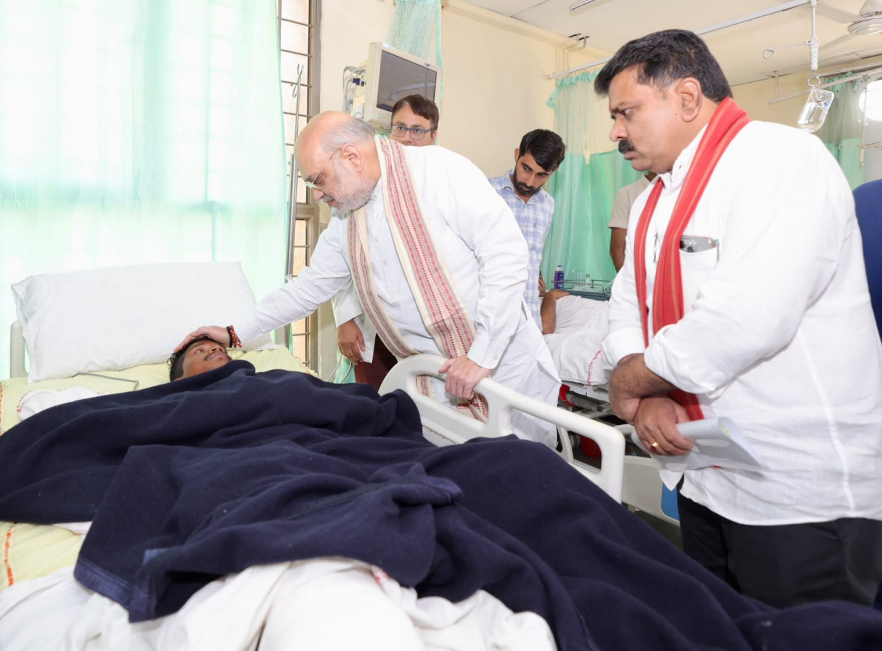 CG News: केन्द्रीय गृह मंत्री अमित शाह ने एम्स ट्रॉमा सेंटर में घायल जवानों से की मुलाकात, कहा – “सुरक्षा बलों की वीरता से नक्सलवाद हो रहा है समाप्त”…..