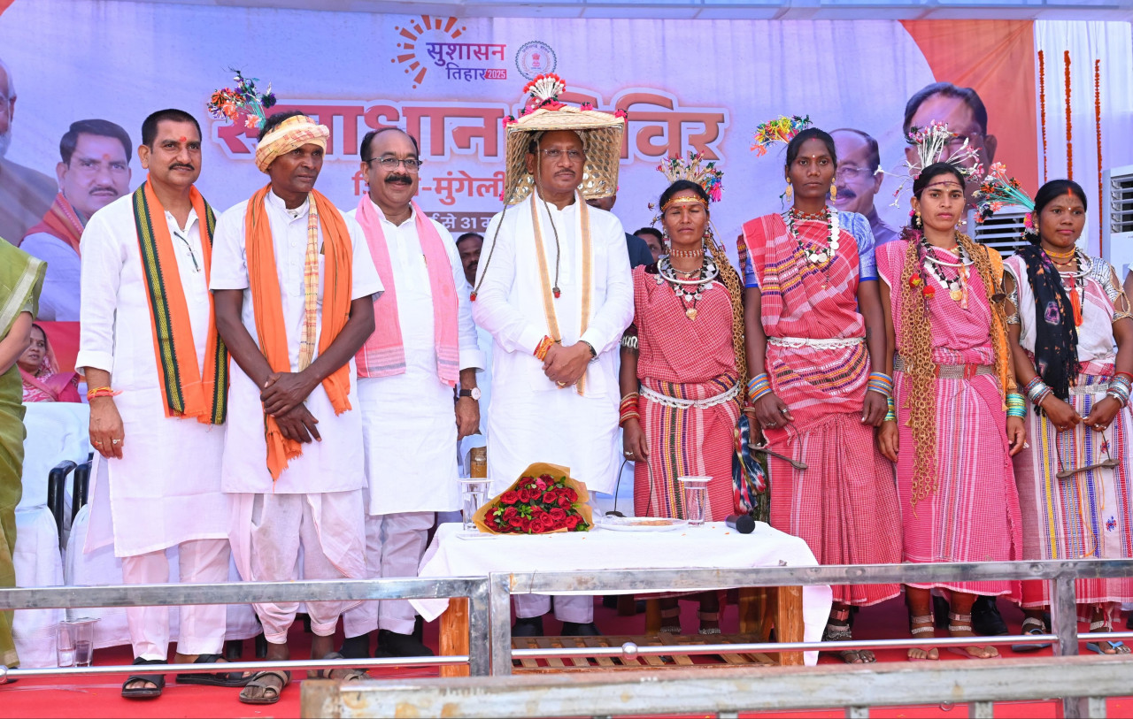 CG NEWS- सुशासन तिहार के तीसरे चरण में समाधान शिविर का हुआ भव्य आयोजन: मुंगेली जिले के इस ग्राम में पारंपरिक खुमरी और गजमाला से हुआ मुख्यमंत्री साय का स्वागत…