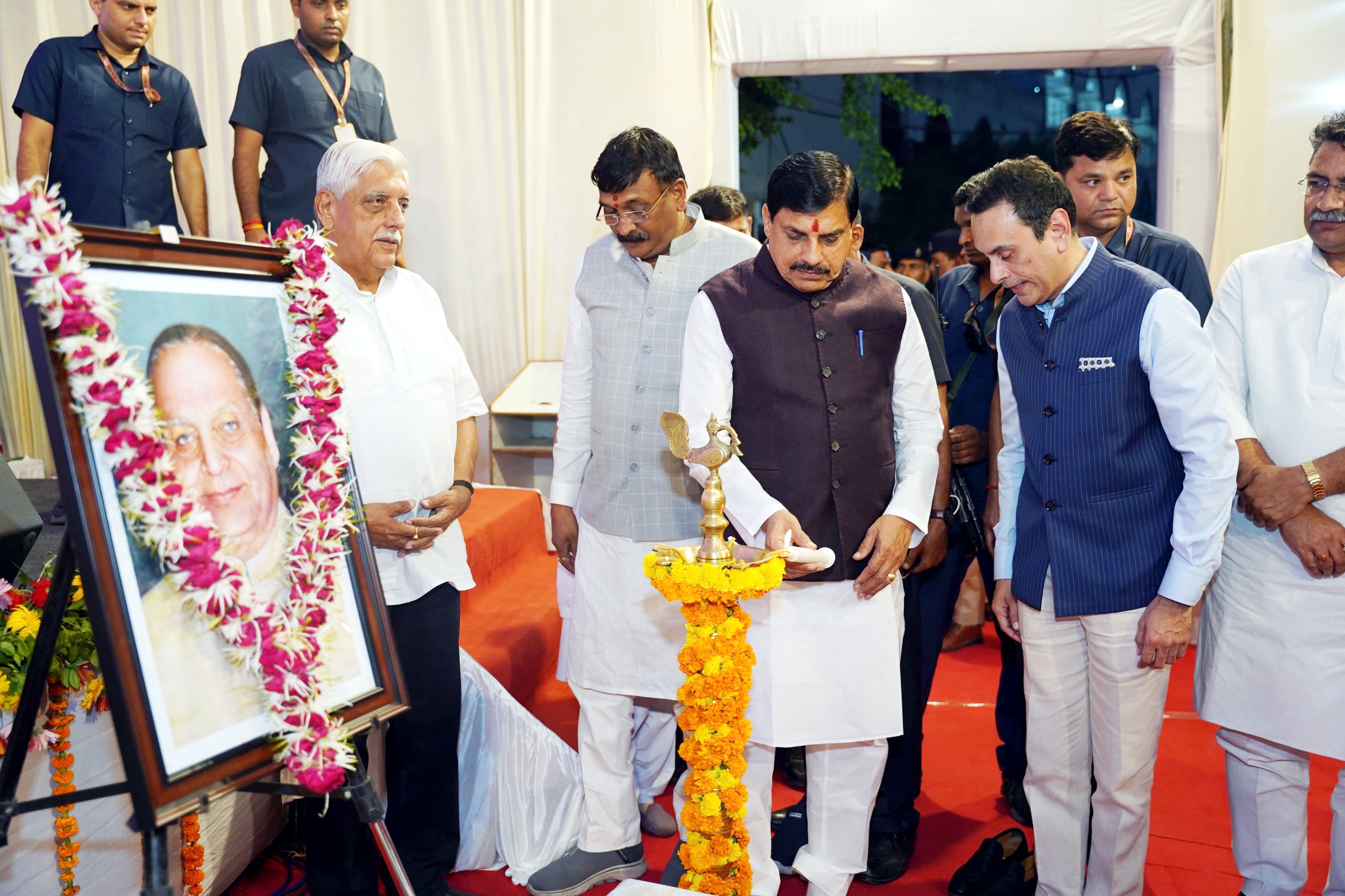 MP NEWS: मुख्यमंत्री डॉ. यादव ने जवाहरलाल दर्डा की कांस्य प्रतिमा का किया अनावरण, स्वास्थ्य और औद्योगिक विकास को बताया प्राथमिकता… MP NEWS: मुख्यमंत्री डॉ. यादव ने जवाहरलाल दर्डा की कांस्य प्रतिमा का किया अनावरण, स्वास्थ्य और औद्योगिक विकास को बताया प्राथमिकता…