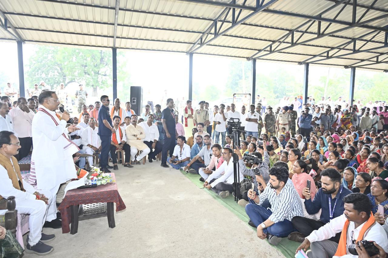 CG News- सुशासन तिहार: कांकेर जिले के इस ग्राम में उतरा मुख्यमंत्री साय का हेलिकॉप्टर, चारपाई में बैठकर ग्रामीणों से किया संवाद, करोड़ों के विकासकार्यों की दी सौगात….