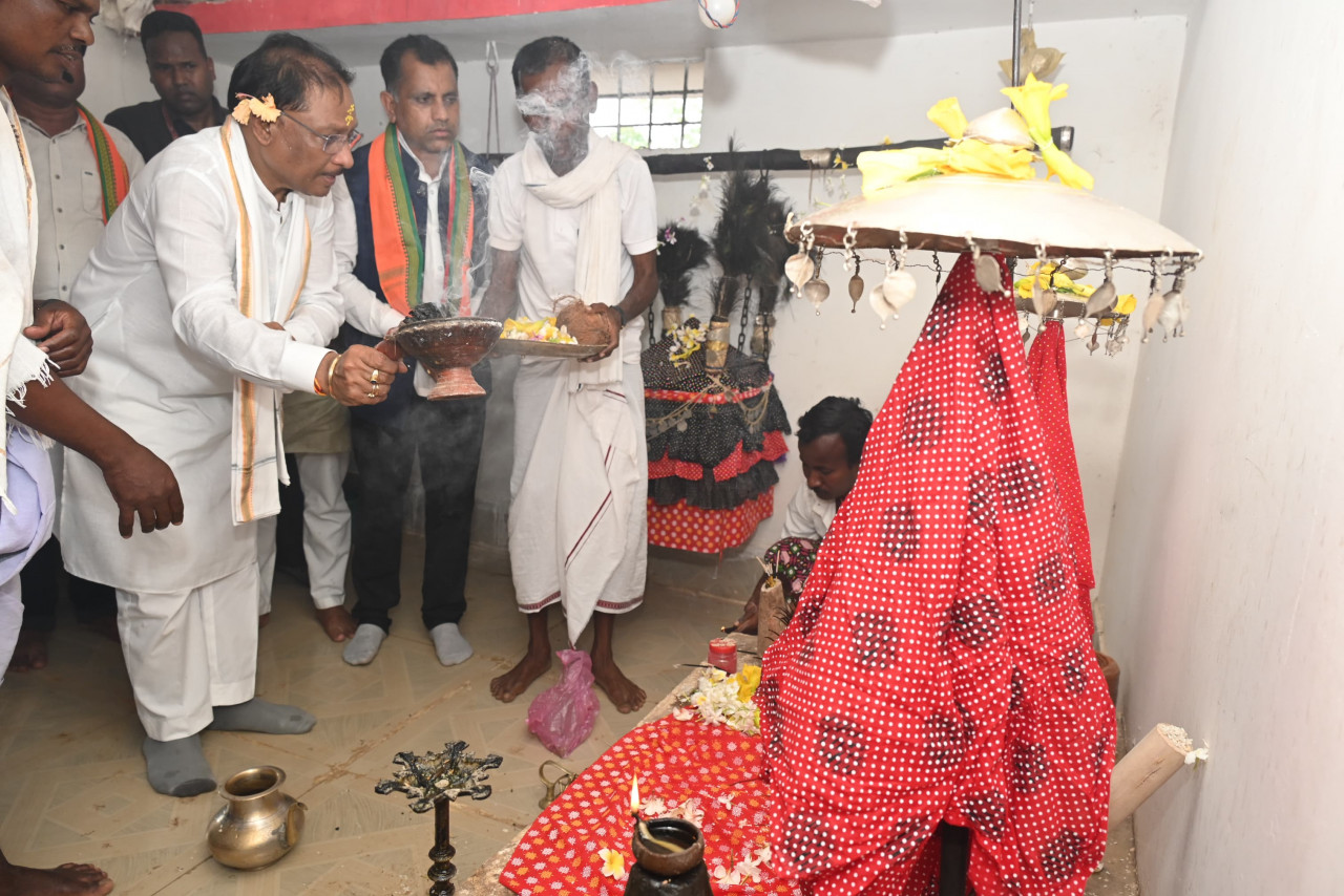 CG News: सुशासन तिहार के तीसरे चरण में बस्तर जिले के इस ग्राम में पहुंचे मुख्यमंत्री, देवगुड़ी परिसर में पूजा-अर्चना कर प्रदेशवासियों की खुशहाली की कामना की….