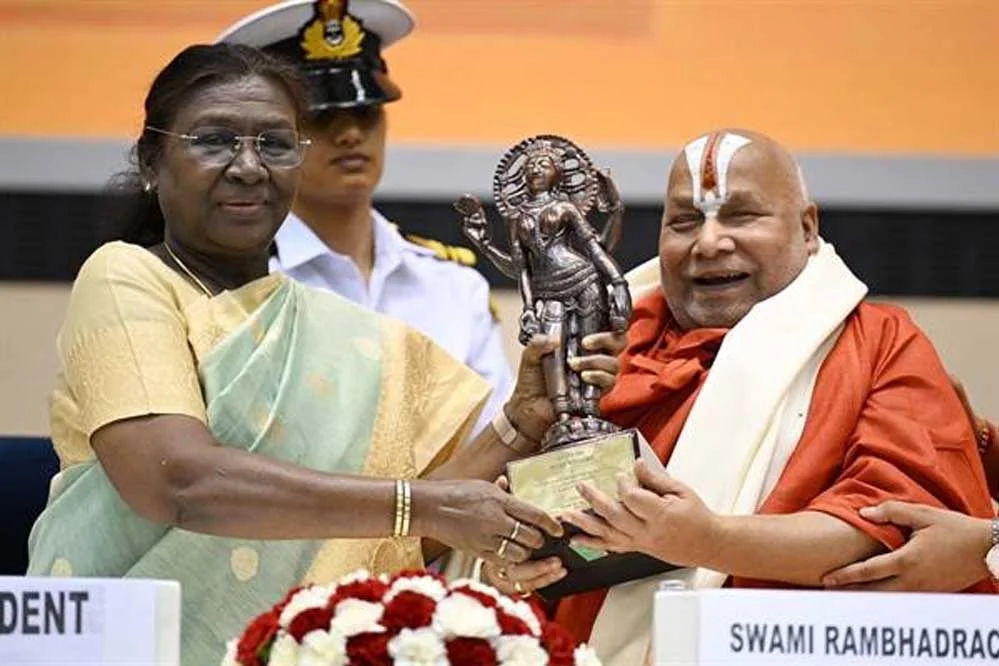 MP News: ज्ञानपीठ पुरस्कार से सम्मानित हुए स्वामी रामभद्राचार्य, डॉ. यादव ने  दी बधाई, कहा – मध्यप्रदेश को गर्व….