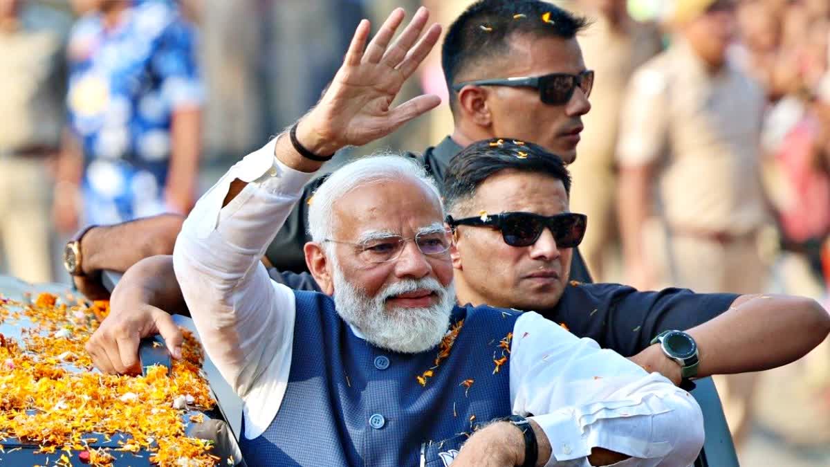 Bihar News: ऑपरेशन सिंदूर के बाद पहली बार बिहार पहुंचे प्रधानमंत्री, पटना में पीएम मोदी का भव्य रोड शो, तिरंगों की लहर और नारों की गूंज के बीच उमड़ा जनसैलाब….